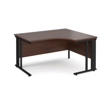Maestro 25 right hand ergonomic desk 1400mm wide - black cable managed leg frame Walnut top - MCM14ERKW